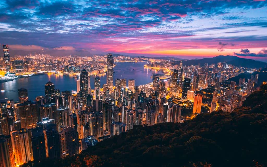 香港公司雇佣内地员工的全面介绍_香港维多利亚港傍晚景色